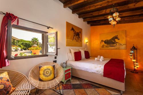 Un dormitorio con una cama y una ventana en Cortijo Boutique Marbella, en Marbella