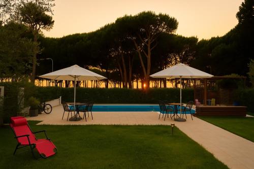 Bazén v ubytování Vila Eva nebo v jeho okolí