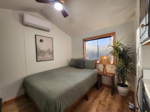 En eller flere senge i et værelse på Cozy Covelo Tiny Home - Hot Tub & Oaks