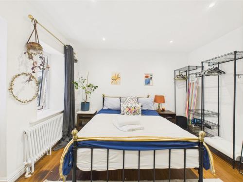 Postel nebo postele na pokoji v ubytování Beautiful Georgian Apartment | Near Falmouth Town Centre | Walk to Shops + Pubs & Restaurants