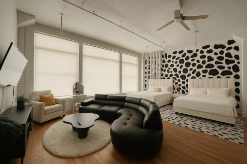 Khu vực ghế ngồi tại 101 Dalmatians Themed Double Queen Suite