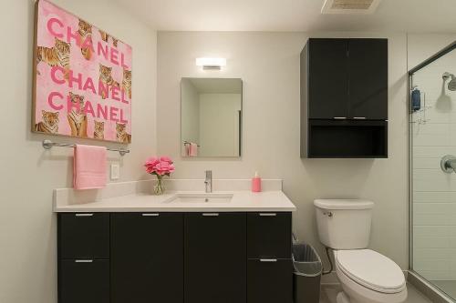 Phòng tắm tại 101 Dalmatians Themed Double Queen Suite