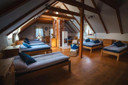 um quarto com seis camas em um sótão em Starý Svět em Wotitz