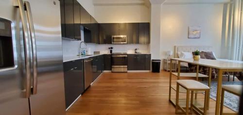 Кухня или мини-кухня в Studio Loft with King Bed Downtown
