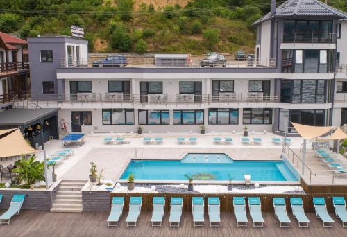 Una vista aérea de un hotel con piscina. en CASA 9 - villa & spa, en Eşelniţa