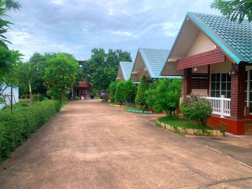 a dirt road in front of some houses at Rawinnipha's Resort & Garden Khonkaen in Khon Kaen