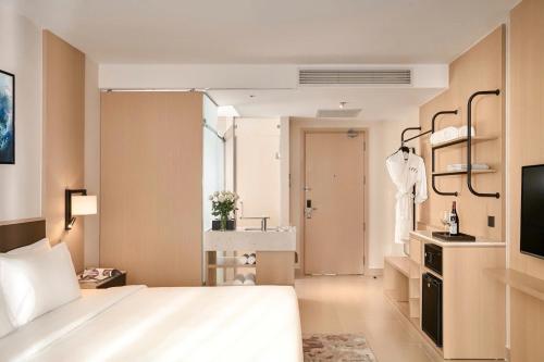 Кровать или кровати в номере The Arena little condotel CAM RANH