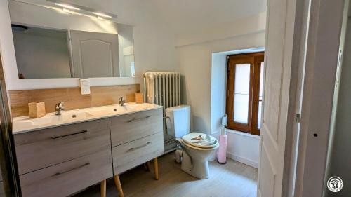 ein Badezimmer mit Waschbecken und Toilette in der Unterkunft Ô Coeur des Liens in Saint-Seine-lʼAbbaye