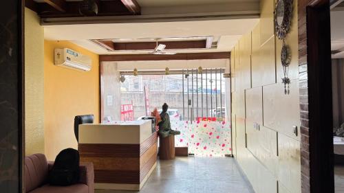 Eine Frau, die an einem Tresen in einem Zimmer steht. in der Unterkunft Hotel Moon Stone in Zirakpur
