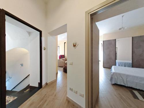 een slaapkamer met een spiegel en een bed in een kamer bij Casa Di Nonna in Cuglieri