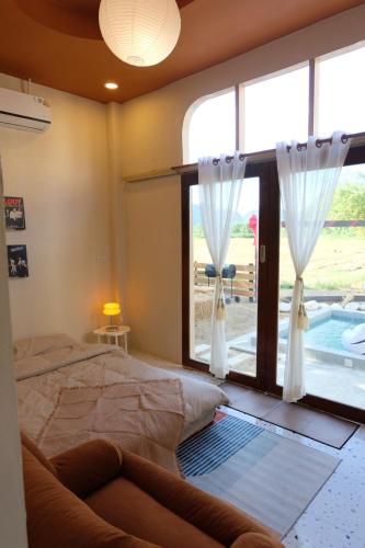 Giường trong phòng chung tại Nana pool villa Kanchanaburi