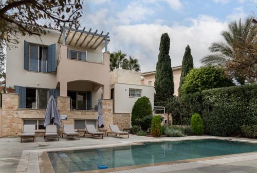 Avyra Residences Amorosa Beach Villa