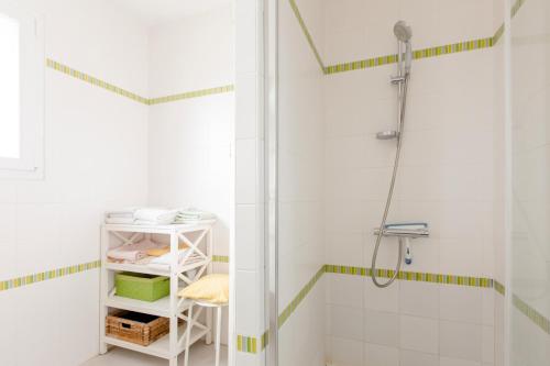 ein Badezimmer mit Dusche und einem Regal mit Handtüchern in der Unterkunft Chambre d'hôtes - Acrifolia in Aigrefeuille-sur-Maine