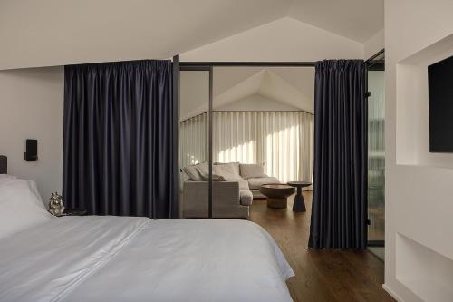 Postel nebo postele na pokoji v ubytování The Lake Loft