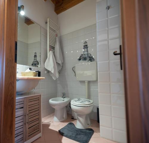 a bathroom with a toilet and a sink at Torre Cà Emo, Il Bilocale "Leone di San Marco" in Vittorio Veneto
