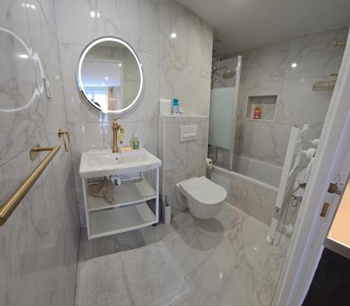 Koupelna v ubytování La Demeure du Soleil T2 cosy, Clim,Wifi, Castillet 15 min, parking facile