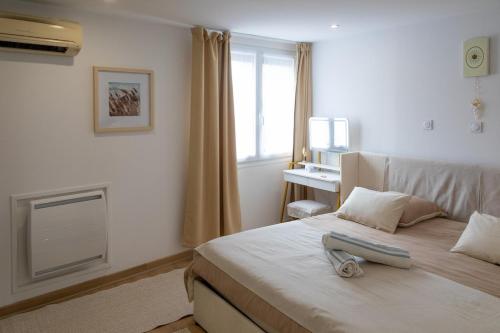 Postel nebo postele na pokoji v ubytování La Demeure du Soleil T2 cosy, Clim,Wifi, Castillet 15 min, parking facile