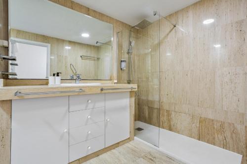 un baño con lavabo y ducha en Apartamento familiar privado, en Santa Cruz de Tenerife