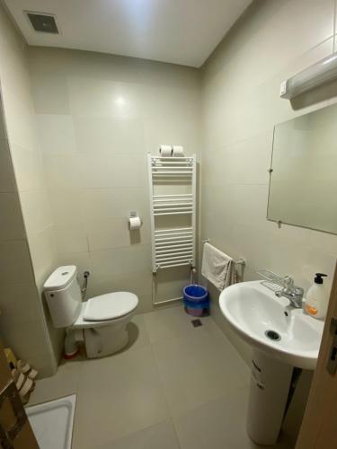 Un baño blanco con inodoro y lavabo. en Cedar Peak Residence, en Ifrane