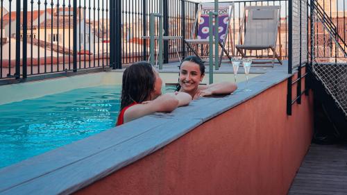 two women in the pool at a swimming pool at L'Eautel Toulon Centre Port in Toulon