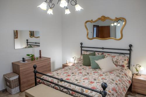 Un dormitorio con una cama con un espejo en la pared. en Da Luigi Pio, en Florencia