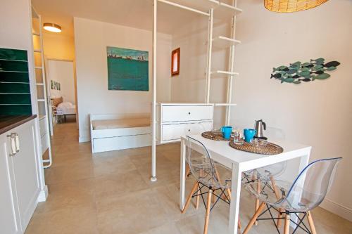 une cuisine avec une table et des chaises dans une pièce dans l'établissement Elbamar Lacona, à Lacona