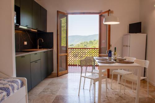 une cuisine et une salle à manger avec une table et une vue dans l'établissement Elbamar Lacona, à Lacona