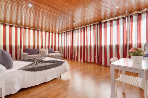 a large room with two beds and a couch at Habitación en el centro con Baño in Santa Cruz de Tenerife