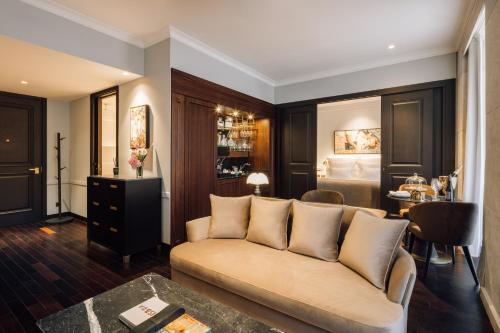 ein Wohnzimmer mit Sofa und Tisch in der Unterkunft MYTHIC SANA Downtown Suites in Lissabon