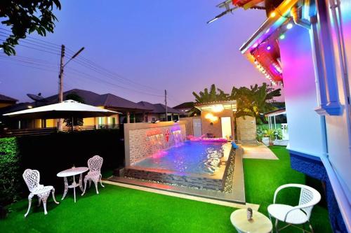 Bazén v ubytování RungrueangPoolvilla รุ่งเรืองพูลวิลล่า nebo v jeho okolí