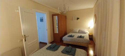 un pequeño dormitorio con una cama y un par de zapatos en La Casa del Rio., en La Serna