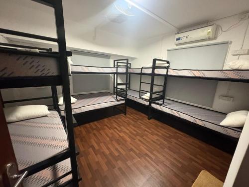 um quarto com três beliches num dormitório em The Wandernest Hostel em Bangalore