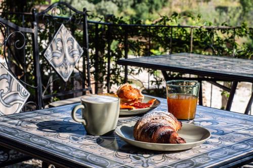 een tafel met twee borden brood en een kop koffie bij Casale Orgogliosa in San Vito Chietino