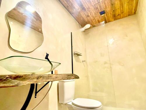 ein Badezimmer mit Waschbecken und Toilette in der Unterkunft Villa da Praia -Orla de Atalaia in Aracaju