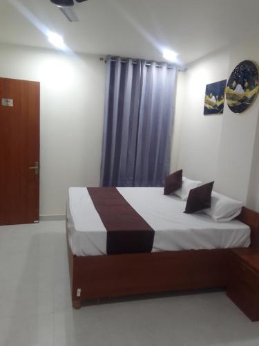 una camera da letto con un letto in una stanza con una finestra di Mayura palace a Jaipur