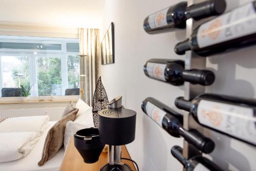 une chambre avec une bande de caméras sur le mur dans l'établissement Harzliebe, à Sankt-Andreasberg