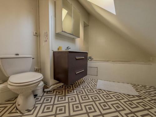 un bagno con un water e un lavandino di Appartement charmant de 50m2 proche cathédrale a Chartres