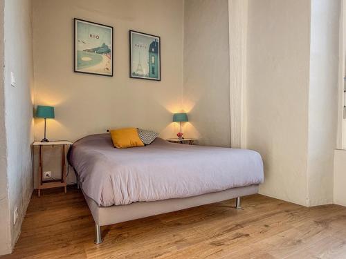 una camera da letto con un letto con due lampade sopra di Appartement charmant de 50m2 proche cathédrale a Chartres