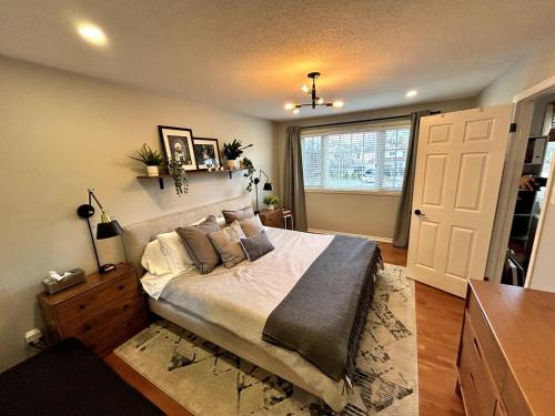 Ένα ή περισσότερα κρεβάτια σε δωμάτιο στο Large 4BD Home in Orleans with Pool