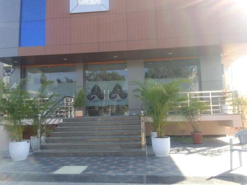 un edificio con scale e piante di fronte di Mayura palace a Jaipur