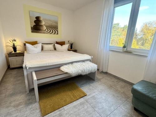 a bedroom with a bed and a window at KÄPT´N BRASS "Kajüte 4" in Dierhagen