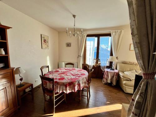 een woonkamer met een tafel en een bank bij Chalet Etienne in Jarrier