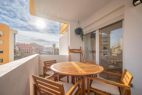 a table and chairs on a balcony with a view at GuestReady-Charming Coastal Getaway in Almada