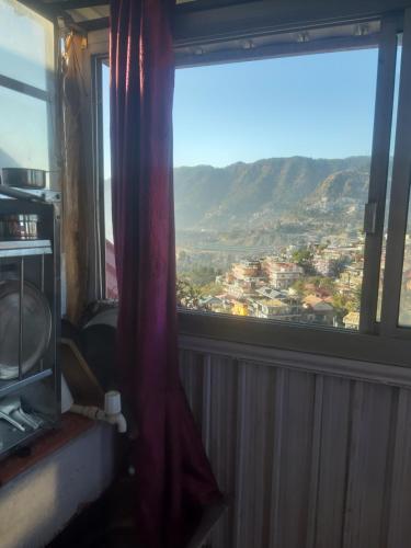 Gallery image of Stay Inn Homestay -Couple & Family friendly-Premium Studio -prime location-Easy access to Mall Rd-city view-Wifi-Smart TV Netflix-kitchen in Solan