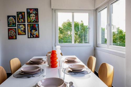 a dining room with a table and chairs and a window at Ambassador's Retreat in Oeiras