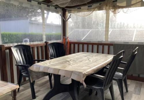 L'Aurore في لا برنوري-ان-رتز: طاولة وكراسي موضوعة على شرفة بها طاولة وطاولة وكراسي