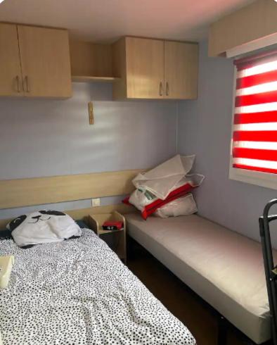 a small room with a bed and a window at L'Aurore - Mobil-home climatisé - Piscine in La Bernerie-en-Retz