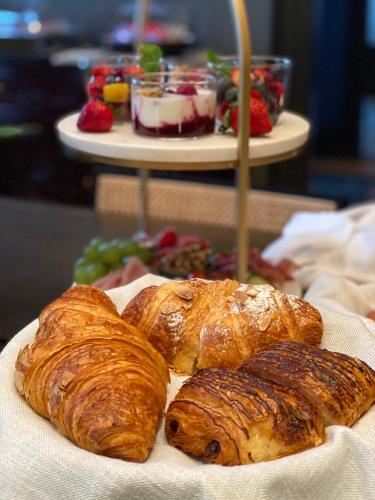 ナイアガラ・オン・ザ・レイクにあるHattan House Boutique Hotel Bed & Breakfastのクロワッサン一皿
