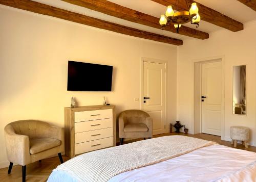 Un televizor și/sau centru de divertisment la The Bucket - Calla Old Town with Jacuzzi & View