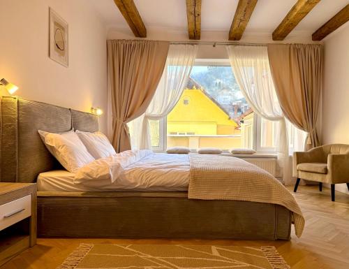 Un pat sau paturi într-o cameră la The Bucket - Calla Old Town with Jacuzzi & View